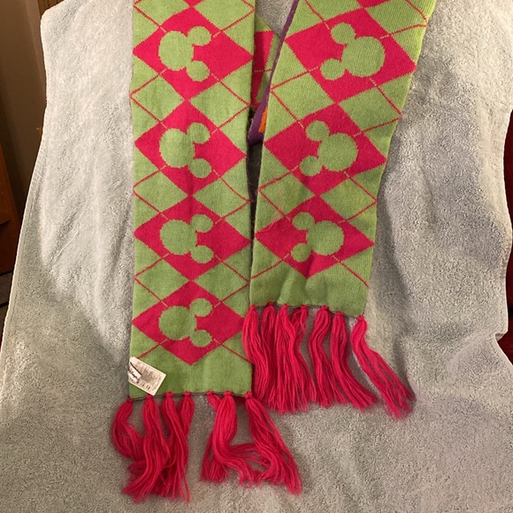 💲🔻CLEARANCE🔻 Disney I ❤️ Mickey Scarf - Picture 2 of 4
